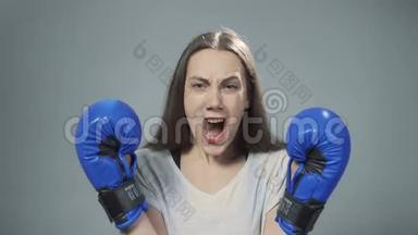 带着蓝色<strong>拳击</strong>手套尖叫的女人的<strong>视频</strong>